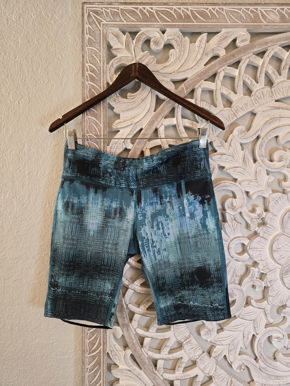 Alo Yoga Women’s Airbrush Printed Teal Ombre Biker Shorts M